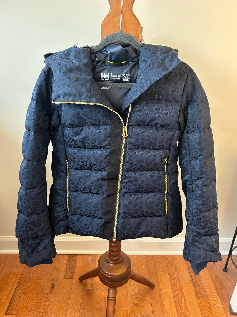 Helly Hansen Valdisere Puffy Ski Jacket NWOT Size Small Navy Leopard with Gold